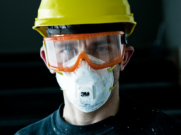 Mann mit Arbeitsschutzbrille