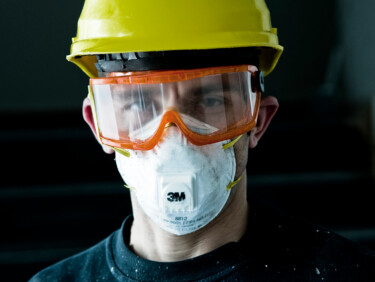 Mann mit Arbeitsschutzbrille