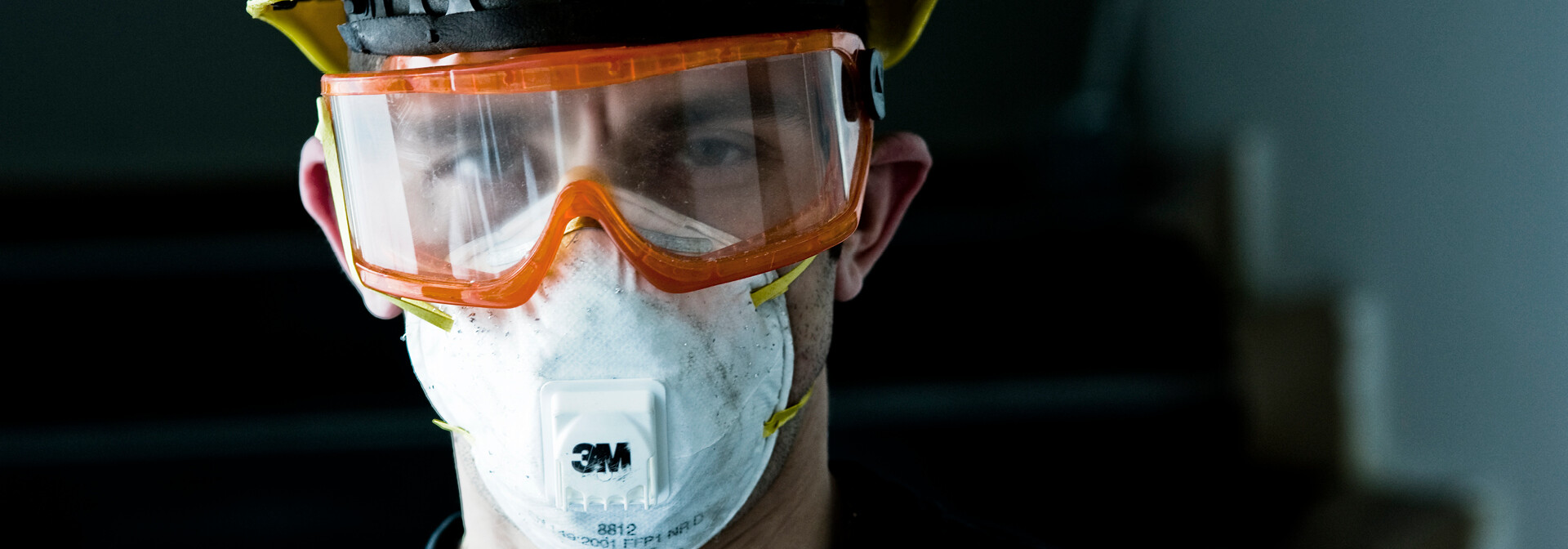 Mann mit Arbeitsschutzbrille