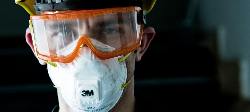 Mann mit Arbeitsschutzbrille